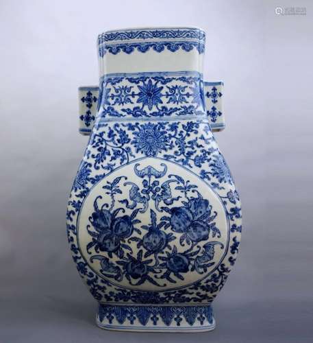 A BLUE AND WHITE FACETED VASE, QIANLONG MARK