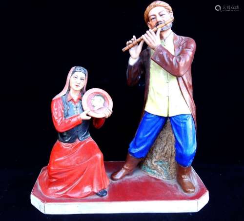 A PORCELAIN STATUE OFTWO MUSICIANS