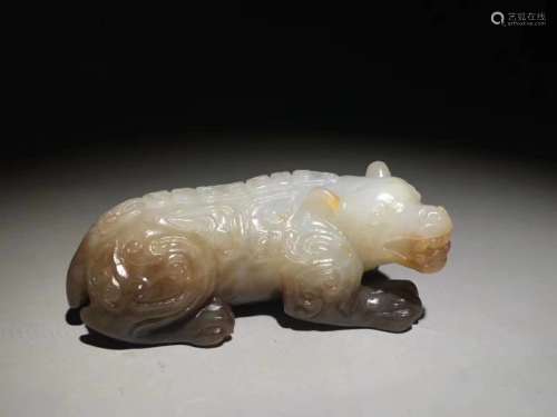 A JADE CARVING OF A WILE BEAR