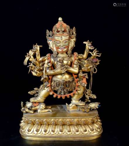 A GILT BRONZE FIGURE OF USHNISHAVJAYA