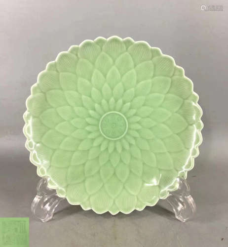 A BLOSSOM PATTERN PLATE WITH QIANLONG MARK