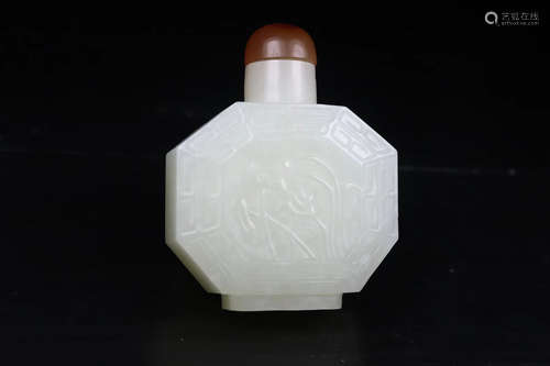 A HETIAN JADE SNUFF BOTTLE