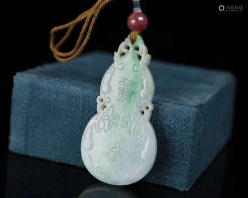 A OLD JADEITE GOURP SHAPED PENDANT