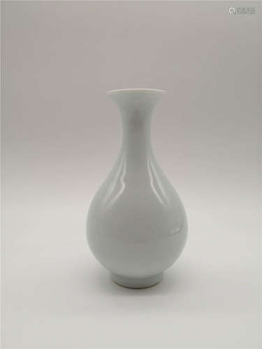 Qing Style, White Glaze Vase, Kangxi Period