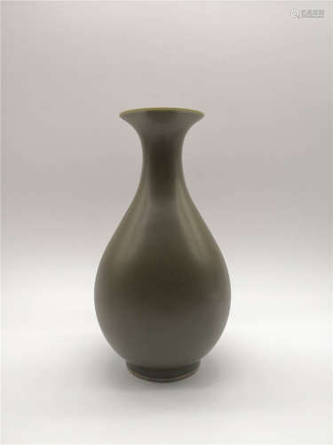 Qing Style, Tea-color Dark Green Glaze Vase, Yongzhen Period