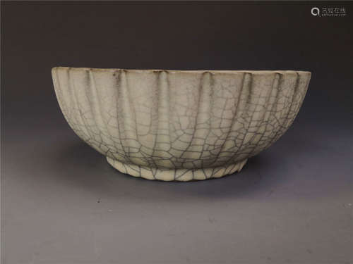 China, Ge Ware, Ice Crakle Bowl With Carved Lotus Petals