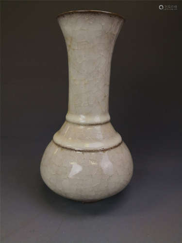 China, Official Ware, Long-necked Vase With Ice Crakle