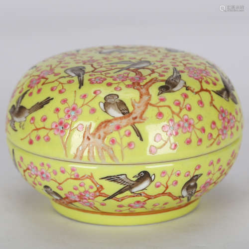 CHINESE YELLOW GROUND PORCELAIN COVER BOX