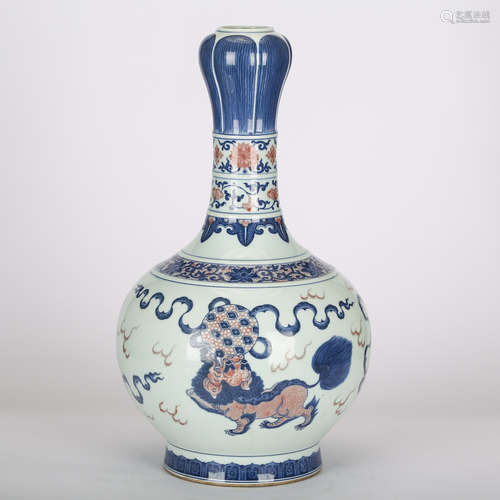 CHINESE BLUE AND WHITE FOOLION VASE