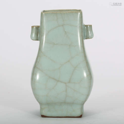 CHINESE GUAN TYPE PORCELAIN VASE