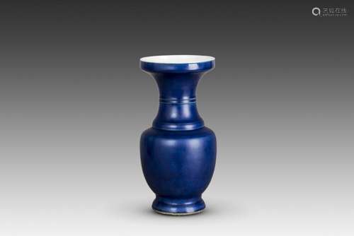 A COBALT BLUE-GLAZED PORCELAIN VASE, QING DYNASTY, YONGZHENG PERIOD