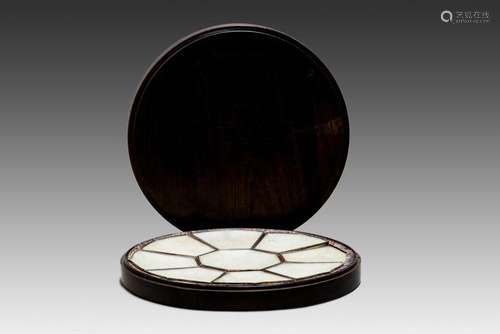 A SILVER-INLAID JADEITE PLATE WITH WOOD BOX