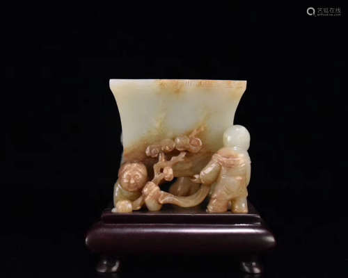 A HETIAN JADE CARVED ORNAMENT