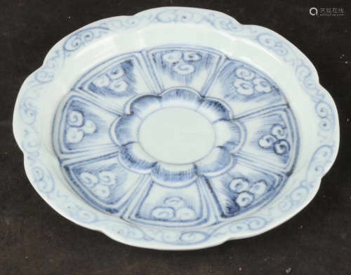 A BLUE AND WHITE FLORAL RIM PLATE