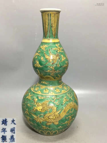 A GREEN AND YELLOW DRAGON PATTERN VASE