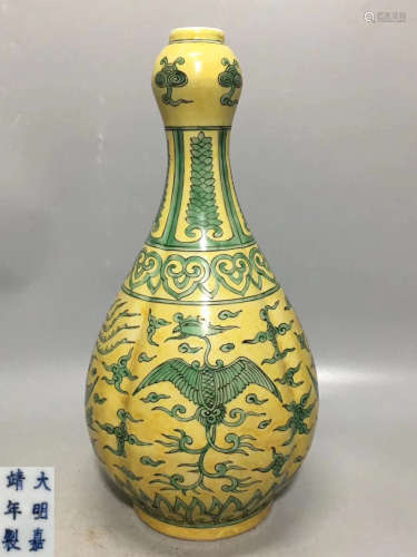 A YELLOW AND GREEN PHOENIX PATTERN VASE