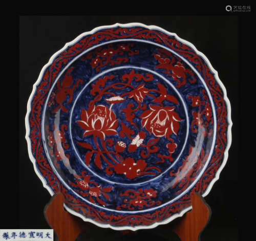 A BLUE AND RED FLORAL PATTERN CHARGER