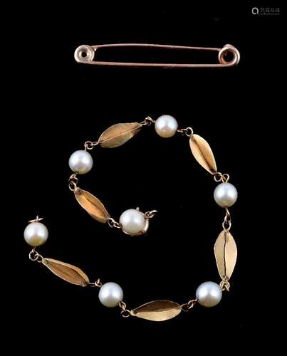 A gold coloured cultured pearl bracelet, the cultured pearls with fancy links in between, with a