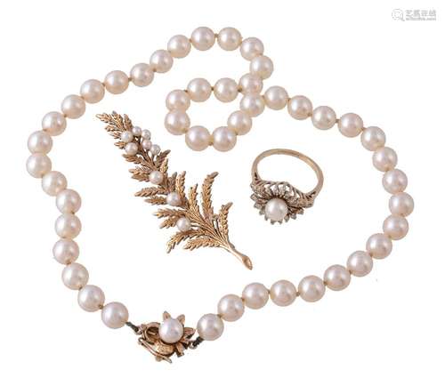 A cultured pearl necklace, composed of 7mm cultured pearls, to the clasp set with a further cultured