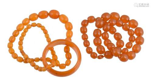 A treated single row amber bead necklace, the graduated oval treated amber beads, measuring 21mm