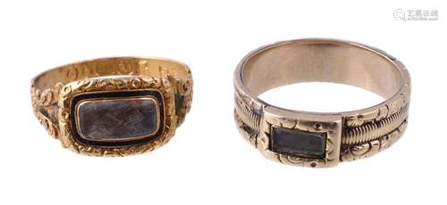 A Georgian 18 carat gold mourning ring, the glazed panel with plaited hair beneath, within a black