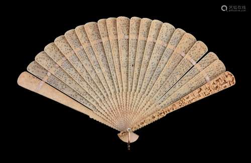 ϒ A Chinese export ivory brisé fan, Canton mid 19th century, the guards deeply carved with figures