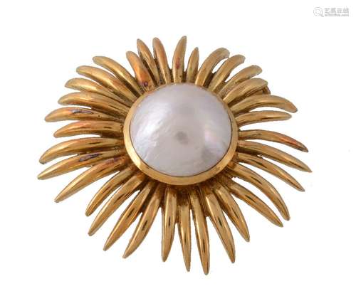 A mabé pearl sunburst brooch, the central 18mm mabé pearl collet set within a radiating polished