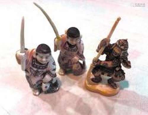 Lot de 3 Netsuke en dent d'hippopotame, ivoire mar...