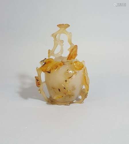 Petit vase couvert en agate claire veinée de rouil...