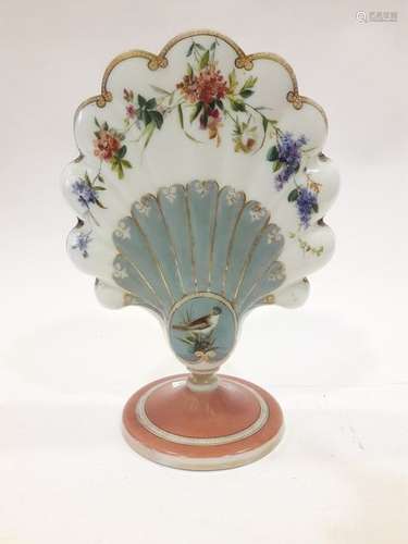 Vase en opaline de forme coquille posant sur un pi...