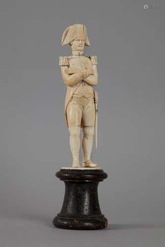 Statuette en ivoire de l'Empereur Napoléon Ier rep...