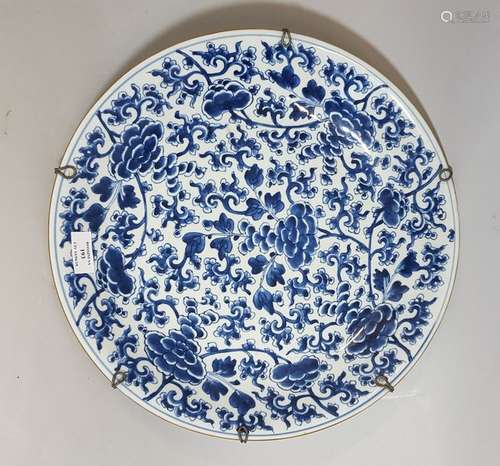 Chine. Début XXème siècle. Grand plat en porcelai...