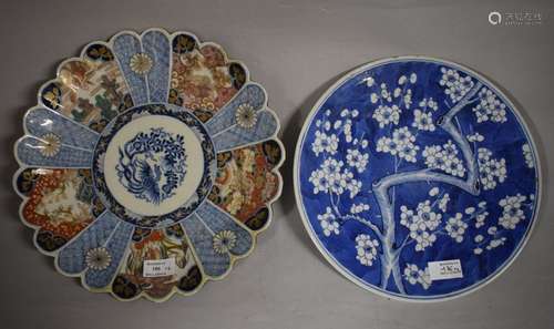 Deux plats en porcelaine, l'un à décor Bleu Blanc,...