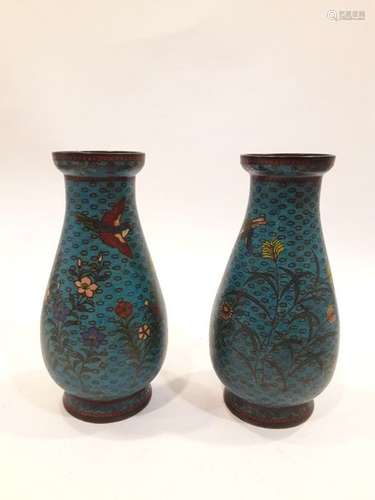 Paire de vases piriformes en émaux cloisonnés à dé...