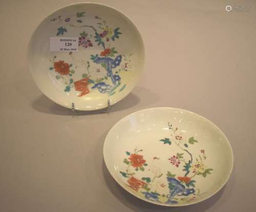 Deux petites assiettes en porcelaine à décor polyc...