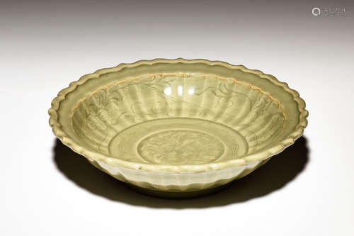 LONGQUAN WARE CARVED 'FLOWERS' DISH