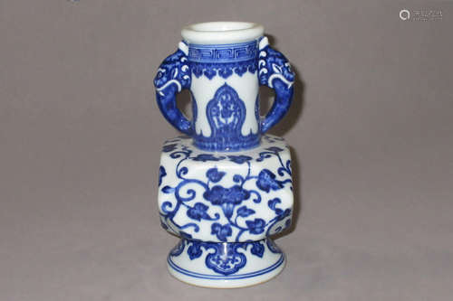 BLUE AND WHITE 'FLOWERS' VASE WITH HANDLES