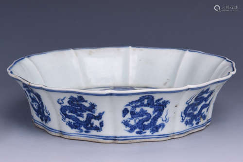 BLUE AND WHITE 'DRAGONS' LOBED WASHER