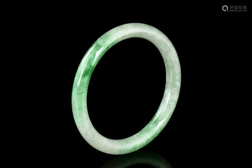 JADEITE ROUND BANGLE