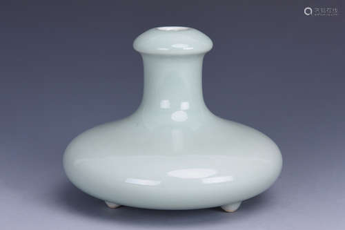 CELADON GLAZED SMALL TRIPOD VASE