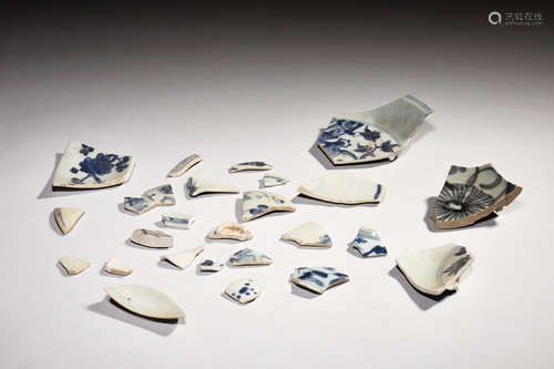 GROUP OF TWENTY-SIX BLUE AND WHITE BROKEN PORCELAIN PIECES