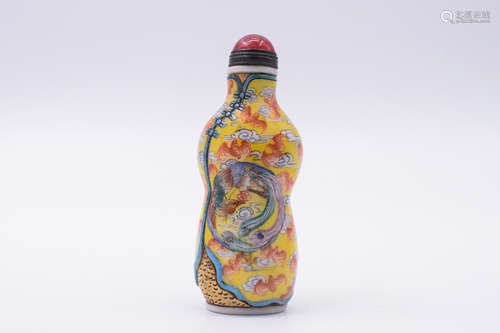 YELLOW GLASS 'QIPAO' SNUFF BOTTLE