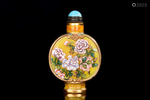 YELLOW GLASS AND GILT 'FLOWERS' SNUFF BOTTLE