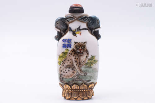 WHITE GLASS 'ANIMALS' SNUFF BOTTLE