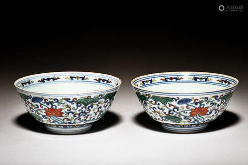 PAIR OF DOUCAI 'FLOWERS' BOWLS