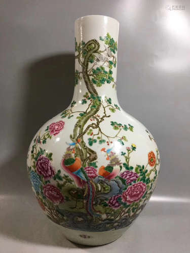 A FLOWER&BIRD PATTERN FAMILLE ROSE GLOBULAR SHAPE VASE