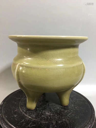 A LONGQUAN KILN GREEN GLAZED THREE-FOOR FURNACE