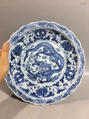 A BLUE&WHITE DRAGON PATTERN MALLOW PETAL PLATE