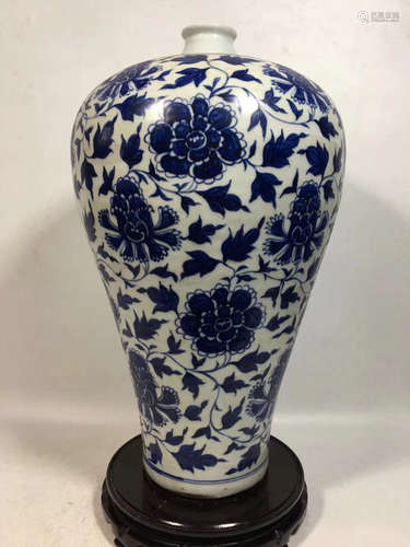 A BLUE&WHITE INTERLOCKED PEONY PATTERN MEI VASE