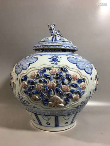 A FLOWER PATTERN BLUE&WHITE COVERED JAR